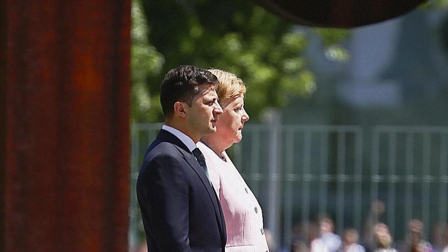 Merkel y Zelenski, cuando la canciller sufrió los temblores. // Reuters