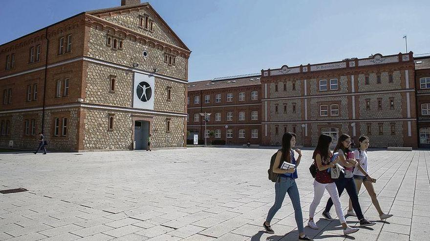 Varias alumnas en las instalaciones del Campus Universitario Viriato de Zamora, perteneciente a la Universidad de Salamanca.