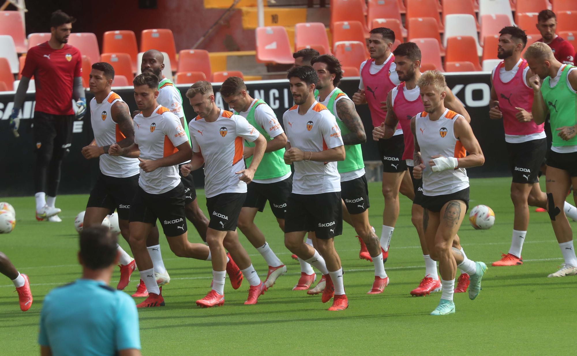 Sesión en Mestalla con Maxi Gómez y Alderete