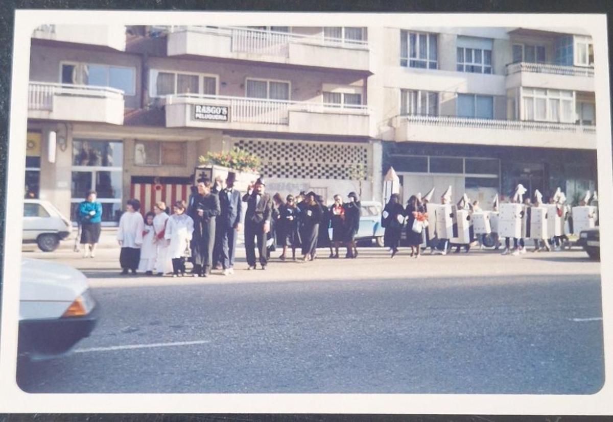 Desfile de inauguración de la comparsa, en 1985