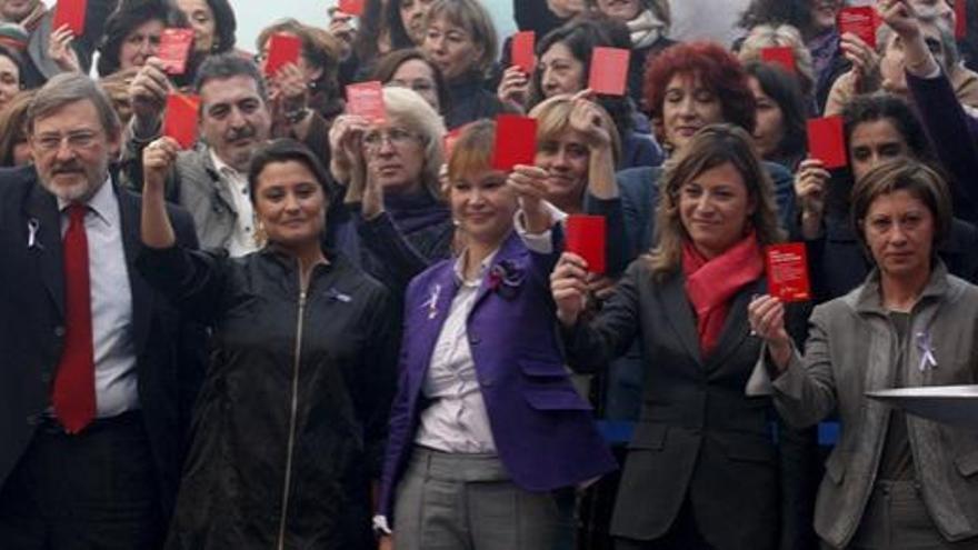 Representantes institucionales, en un acto contra la violencia de género.