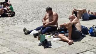 De comer de pícnic no Obradoiro a queimar as pertenzas: faltas de civismo no Camiño