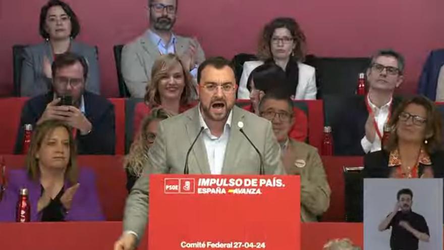 Barbón, desatado en Ferraz defendiendo a Sánchez: &quot;¡Rebelémonos contra la injusticia!&quot;