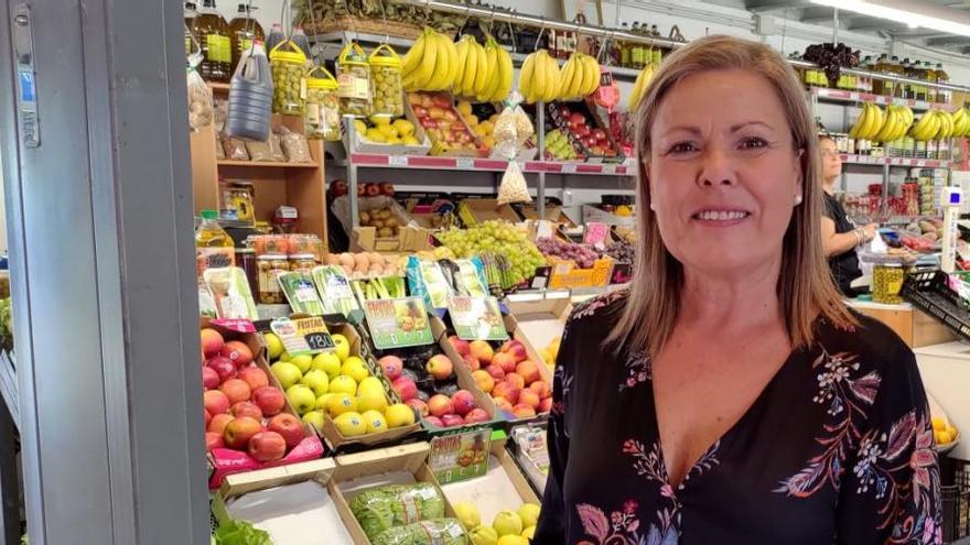 La edil Lola Gámez en el interior de este mercado veleño.