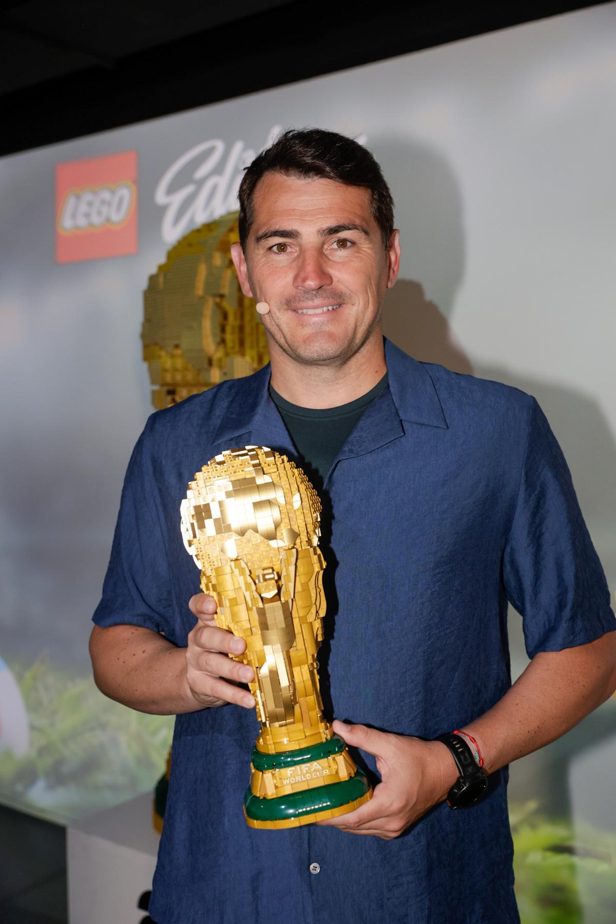 Iker Casillas, con la Copa del Mundo de Lego.