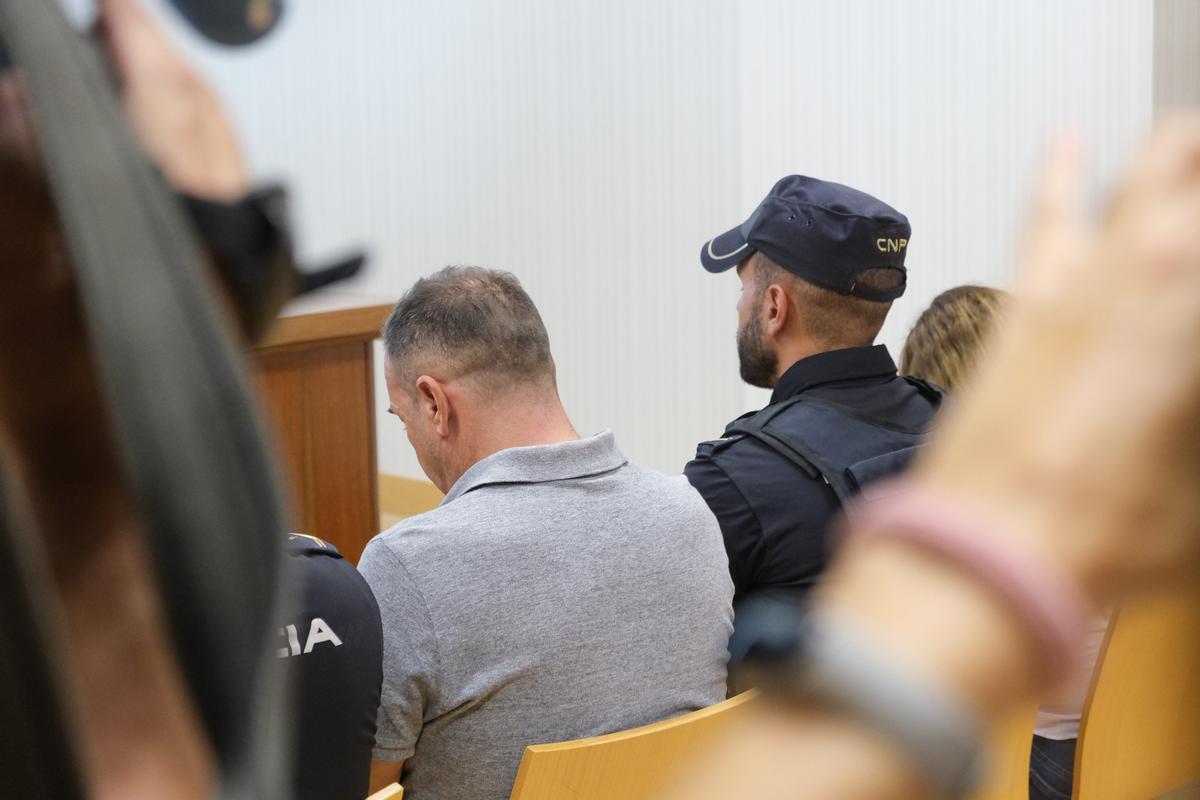 El acusado de matar al bebé de siete meses, de espaldas en el juicio que se celebra en Elche.