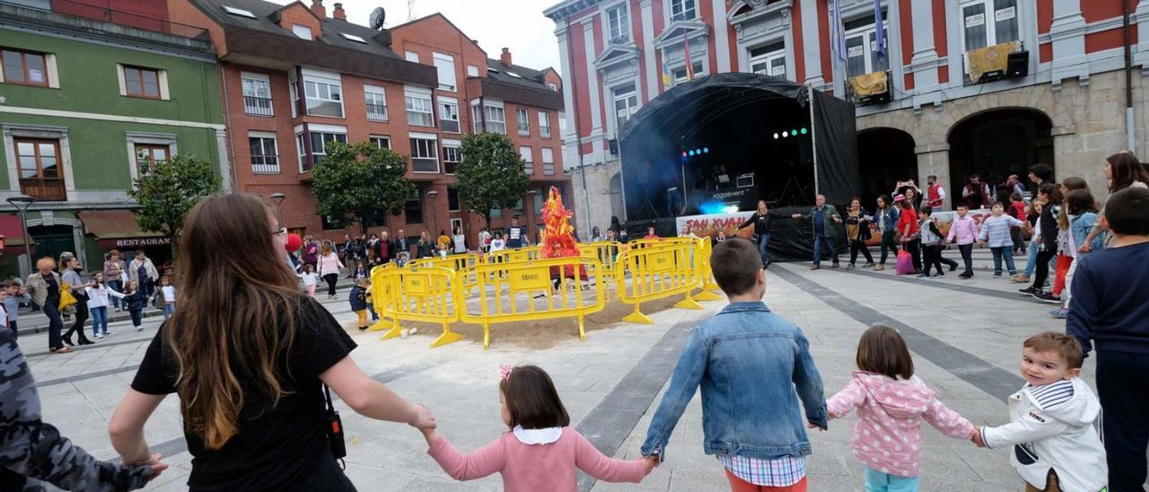 Asistentes a la foguera infantil de 2019 bailan la danza prima. | LNE