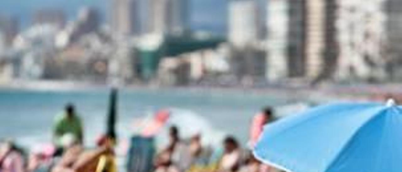 Turistas ingleses en la playa de Levante de Benidorm, donde este enero ha habido máximas de 20 grados.