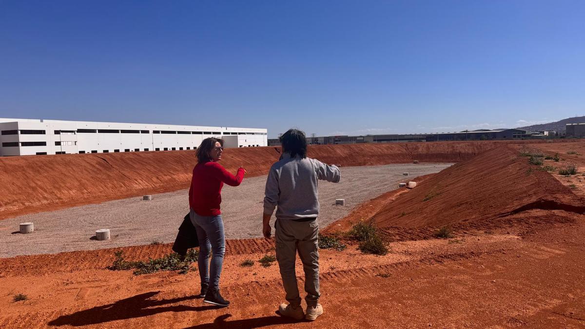 Montserrat Cervera señala una de las balsas de laminación.