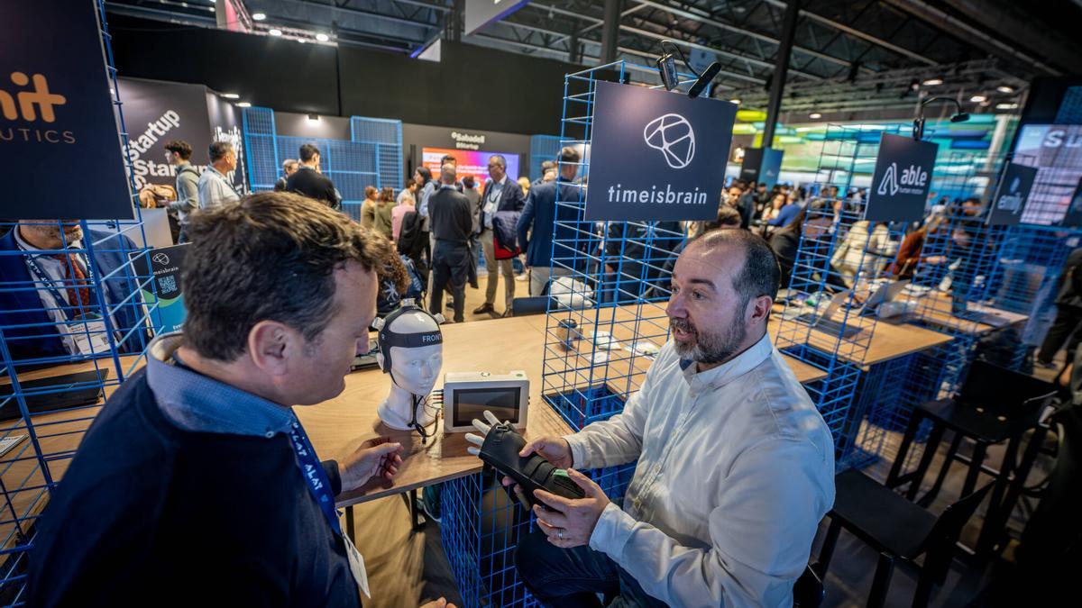 La empresa catalana TimeisBrain muestra su diadema para medir lo que ocurre durante un ictus, en el Mobile World Congress 2025