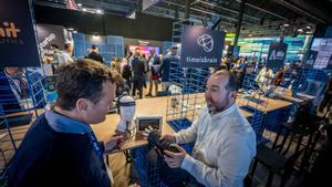La empresa catalana TimeisBrain muestra su diadema para medir lo que ocurre durante un ictus, en el Mobile World Congress 2025