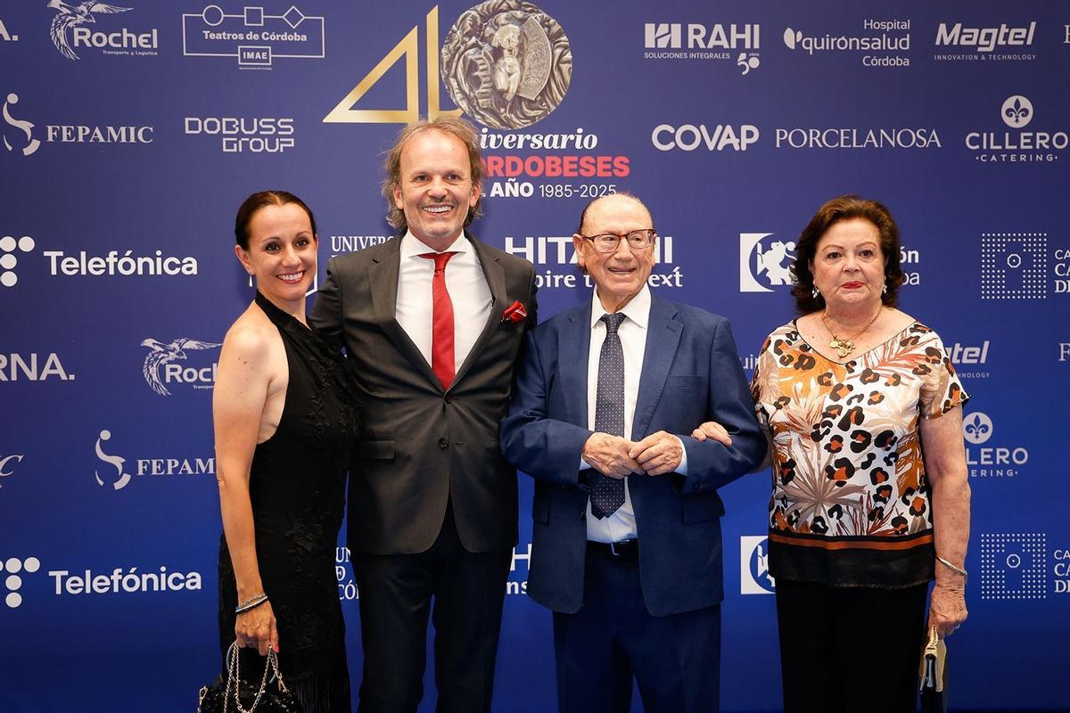 Fosforito, junto a David Pino y sus esposas, el pasado junio en la gala de los Cordobeses del Año.