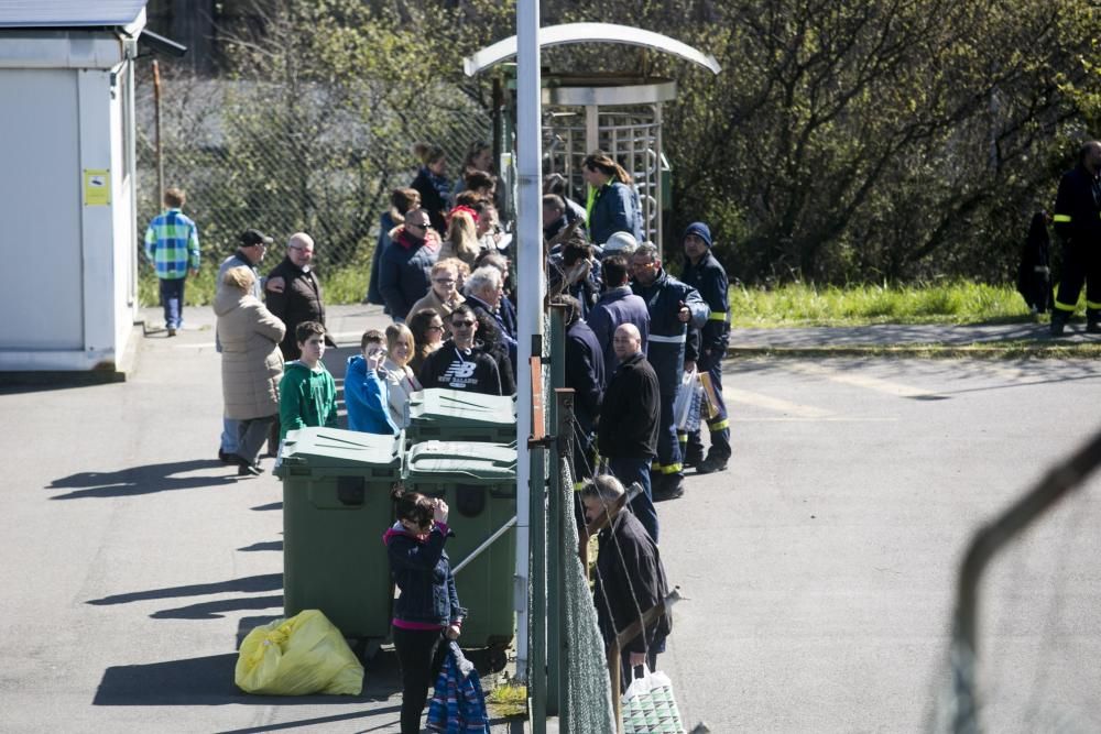 Visita a los familiares a los trabajadores encerrados en las instalaciones de Alcoa