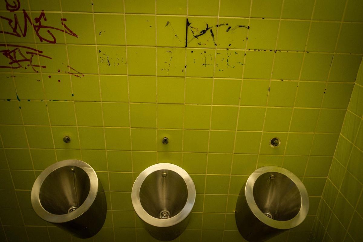 Los urinarios y las pintadas de uno de los aseos
