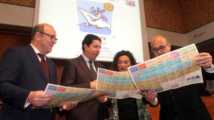 Fernando Ros, Antonio Sevilla, Obdulia Gómez y Miguel Martínez mirando ayer el plano.