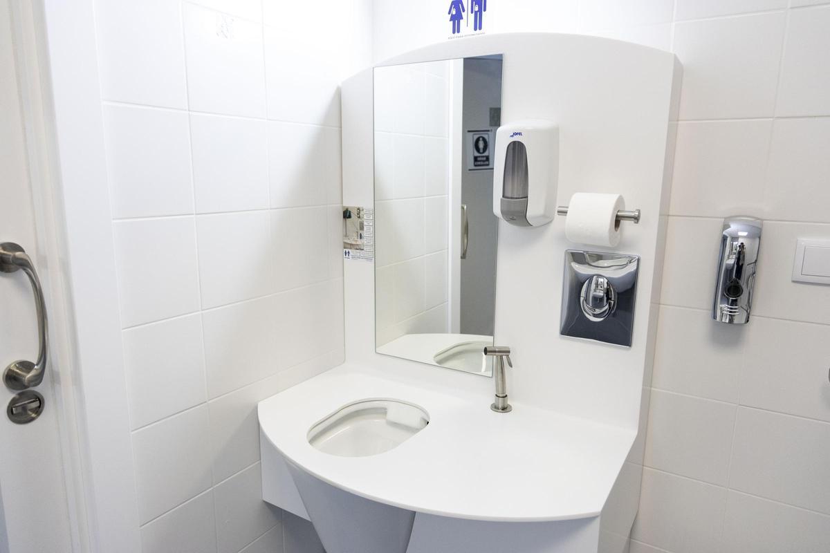 Así es el baño para personas ostomizadas que se ha instalado en el Hospital San Pedro de Alcántara