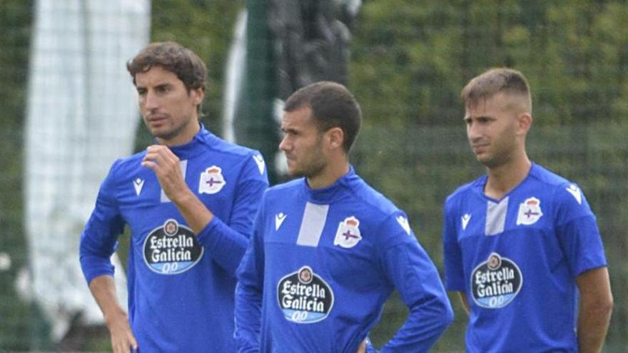 Pedro Mosquera, con Aketxe y Gandoy, ayer en Abegondo.