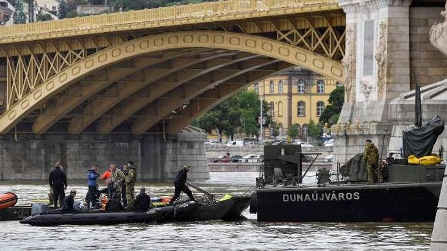 Efectivos de rescate trabajan en aguas del Danubio en la zona del naufragio, ayer en Budapest. // Efe