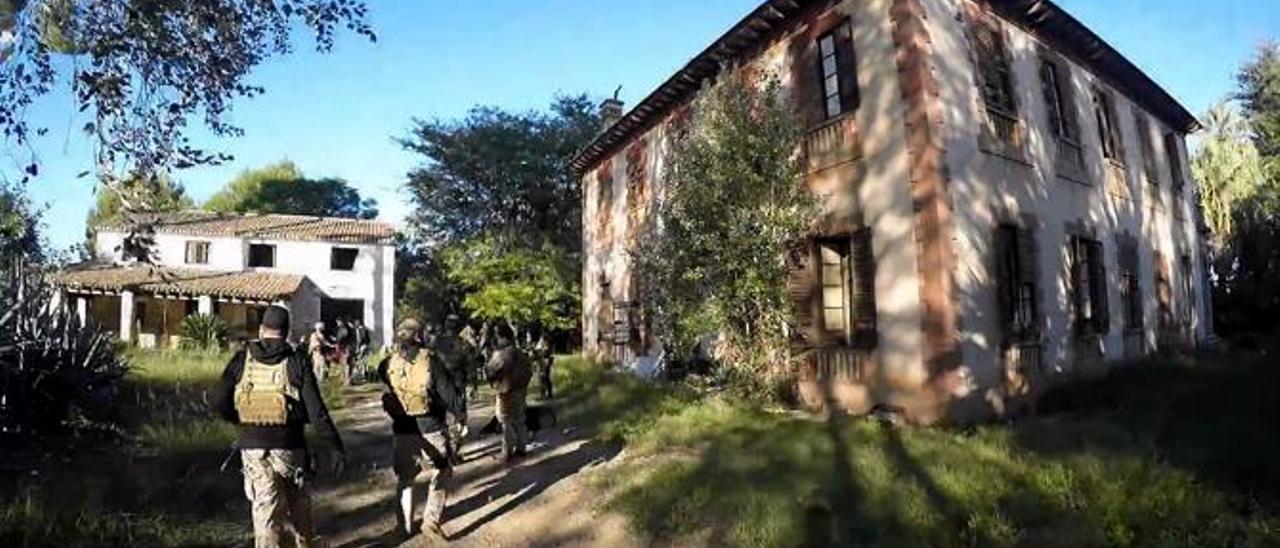 Fotograma de los vídeos grabados en los jardines y el interior de Villa Cándida por los aficionados al «airsoft»