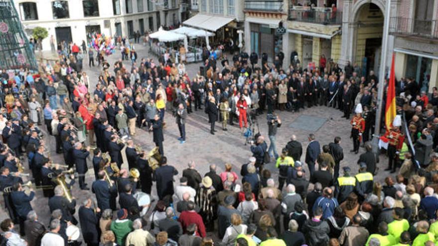 Detalle del acto de ayer con las autoridades, los encargados de la seguridad y los trabajadores municipales antes de la protesta.