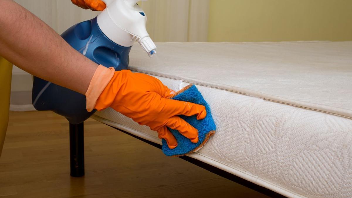 QUITAR MANCHAS COLCHÓN  ¿Cómo limpiar las manchas del colchón? Los trucos  que recomienda la