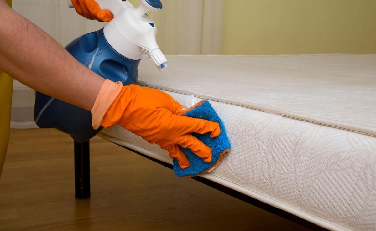 QUITAR MANCHAS COLCHÓN | ¿Cómo limpiar las manchas del colchón? Los trucos que recomienda la OCU