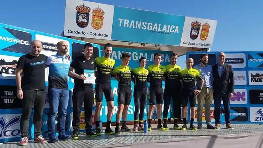 Equipo del Extol MTB Team en el podio de Cotobade tras recibir el galardón como ganador de la primera cita de la Transgalaica.