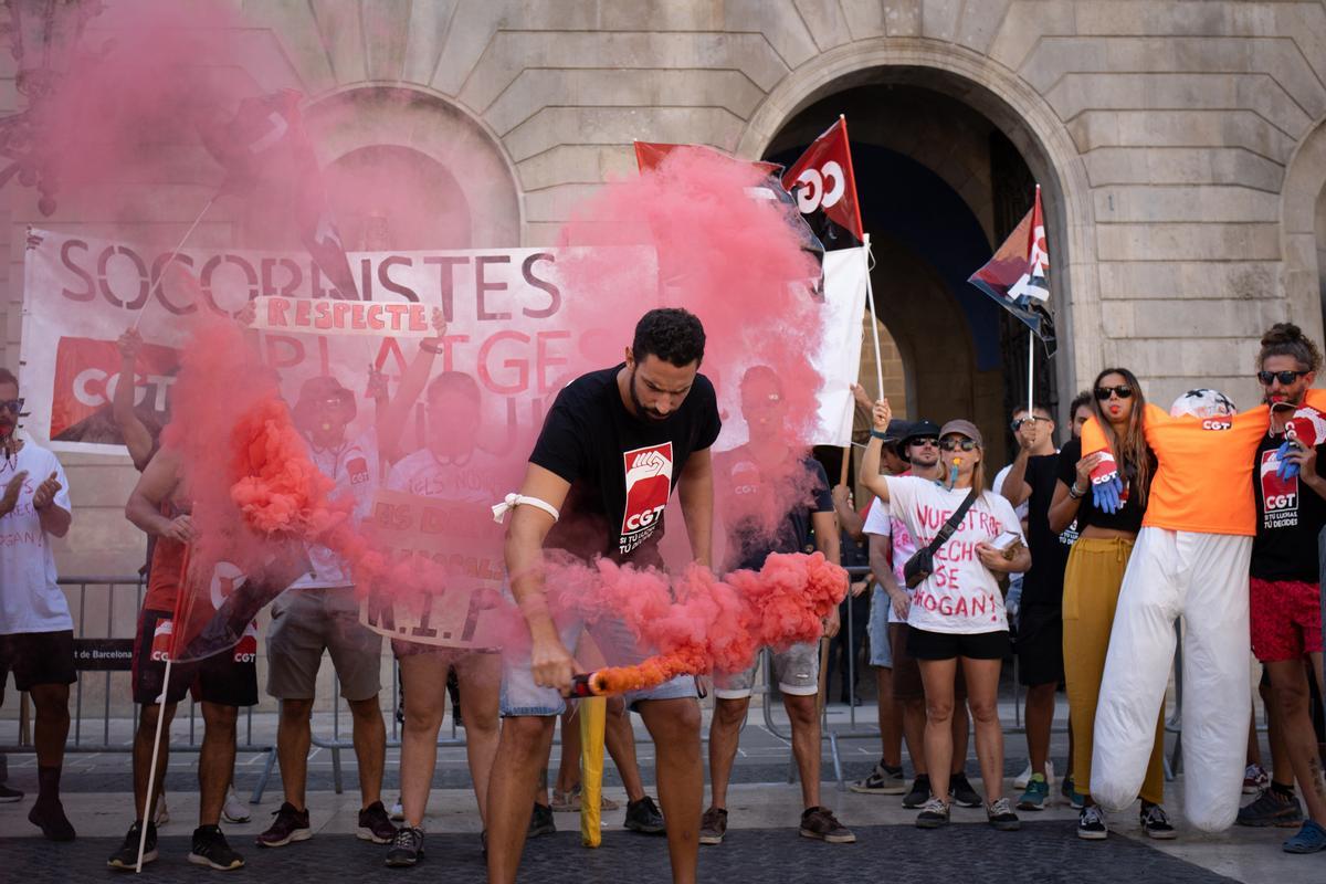 Socorristes en vaga protesten a Barcelona per falta de personal