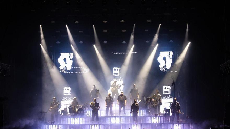 Alicante despide a La Fúmiga con miles de personas cantando en valenciano