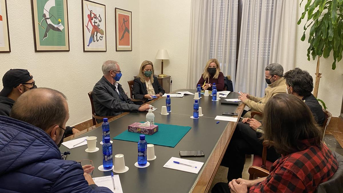 La diputada de Turismo, Virginia Martí (fondo), mantuvo un encuentro con representantes de la agrupación de empresarios de ocio nocturno On Castellón.