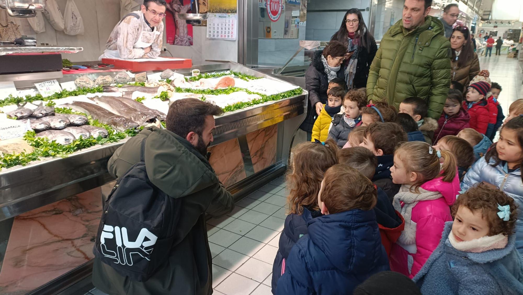 GALERÍA | Visita inesperada en el Mercado de Abastos: los niños de Infantil del Sagrado Corazón de Jesús