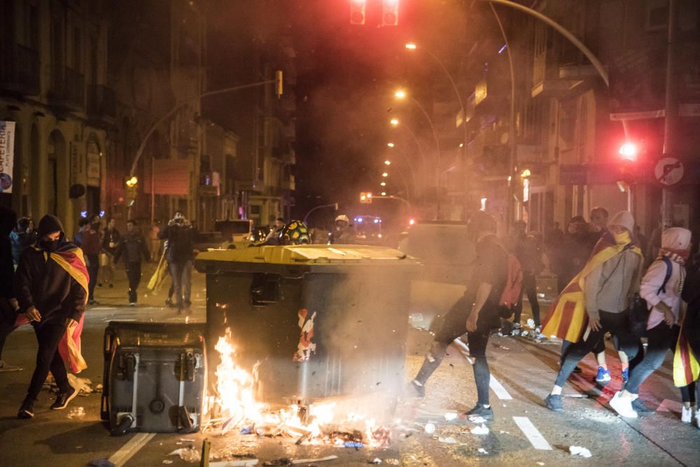 Càrregues i contenidors cremats al centre de Manresa al final de la protesta a la caserna