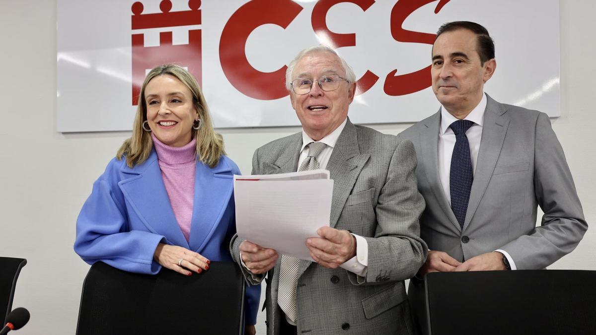 La consejera de Política Social, Conchita Ruiz; el presidente del CES, José Antonio Cobacho, y el presidente de la Federación de Municipios de la Región, Víctor Manuel López, este martes en la presentación del estudio.