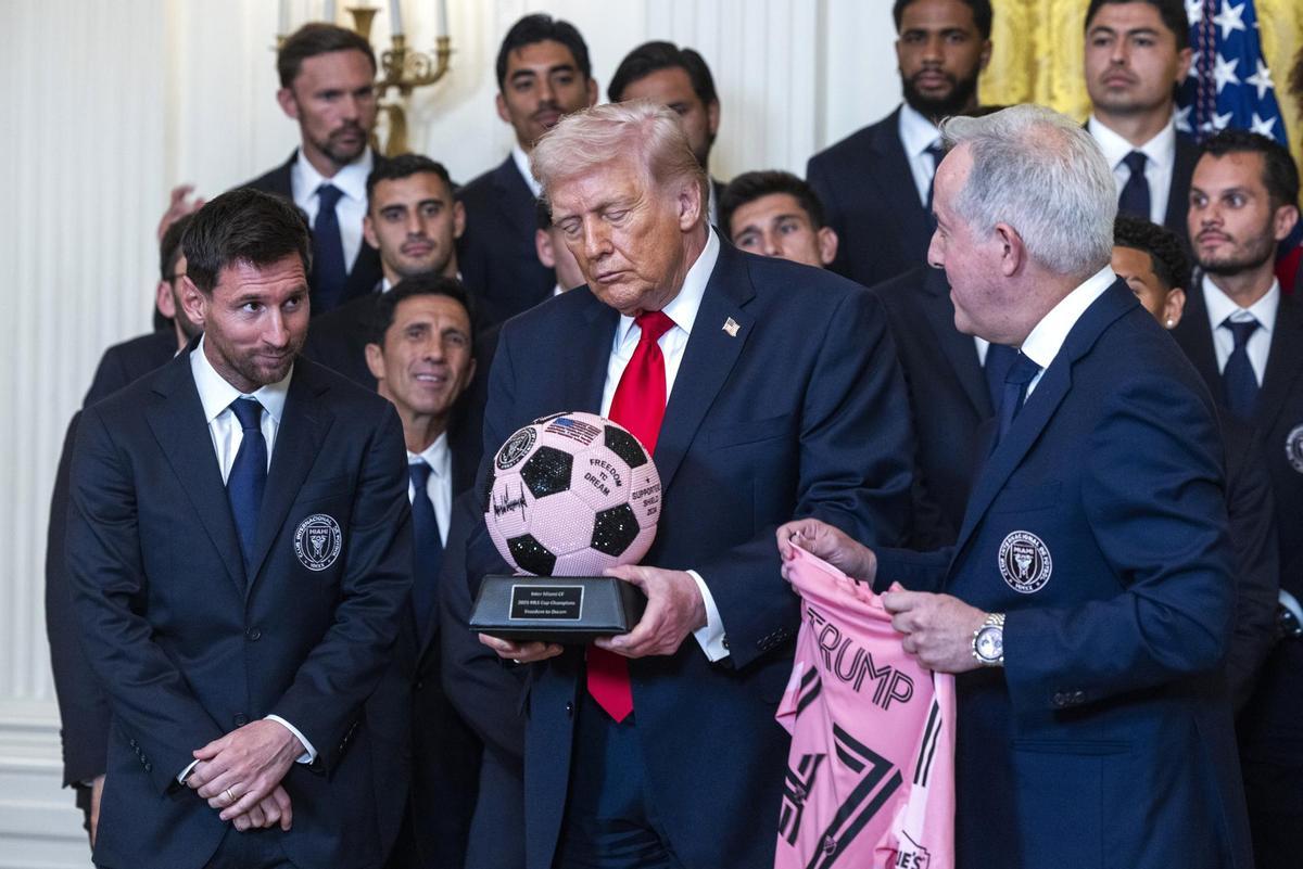 Messi y Jorge Mas observan a Trump con el título de campeón de la MLS