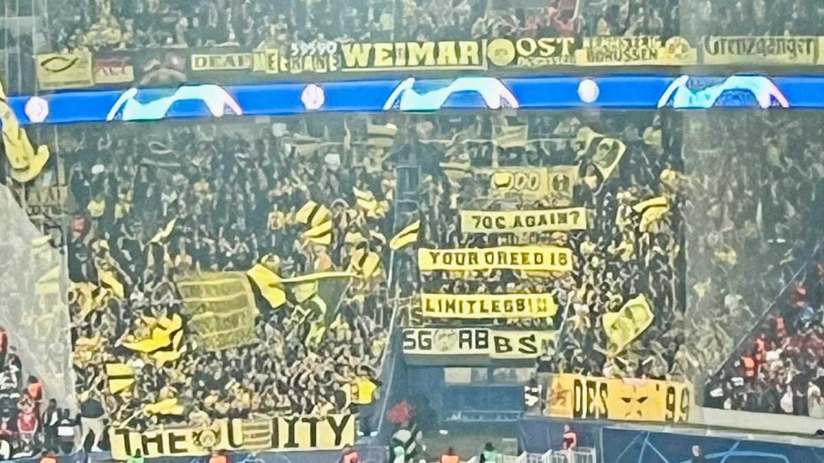 La pancarta de los aficionados del Borussia Dortmund en el campo del PSG