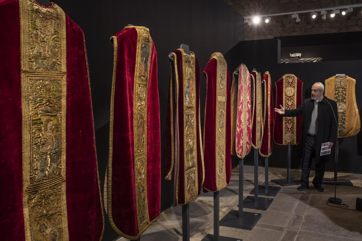 JOSE ANGEL RIVERA DE LAS HERAS EXPLICA ALGUNAS DE LAS CASULLAS. MUSEO DIOCESANO. EXPOSICION TEMPORAL. CASULLAS