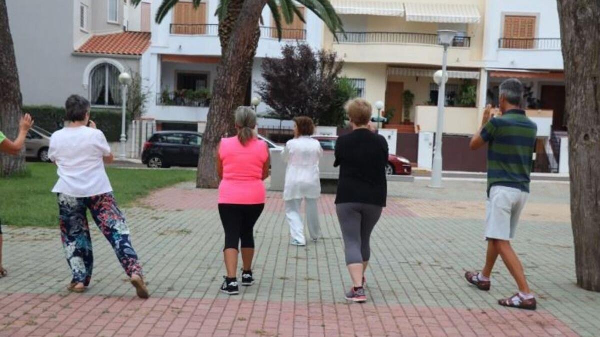 Un grupo de vecinos de Villanueva de la Serena participa en una actividad saludable.