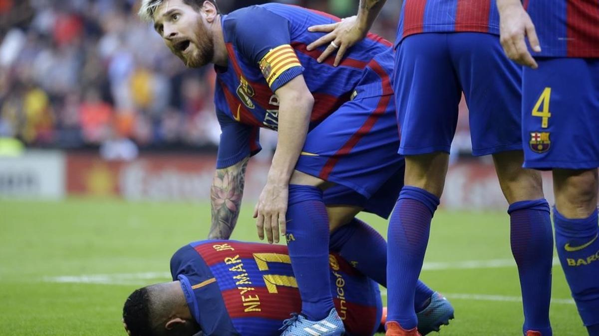 Neymar, atendido por Messi, se lamenta del lanzamiento de la botella en Mestalla.