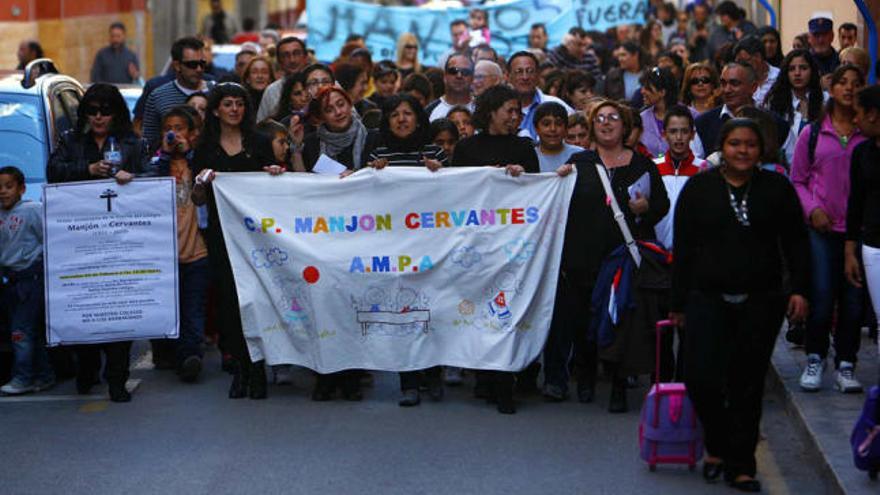 Madres y padres del colegio Manjón Cervantes exigen a Educación la construcción del nuevo centro en una manifestación.