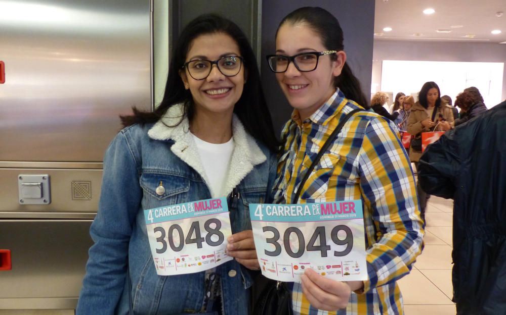 Recogida de dorsales en el Thader para la IV Carrera de la Mujer (Mañana)