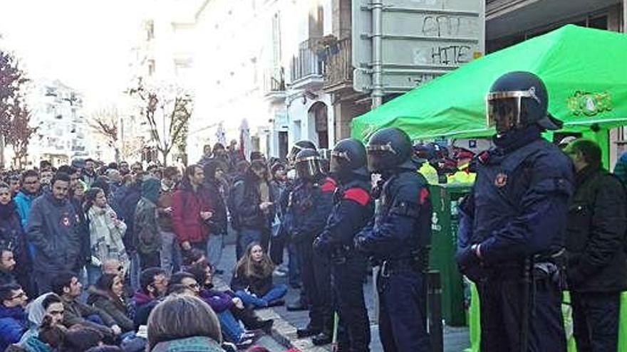 Els Mossos fan un cordó per protegir Vox