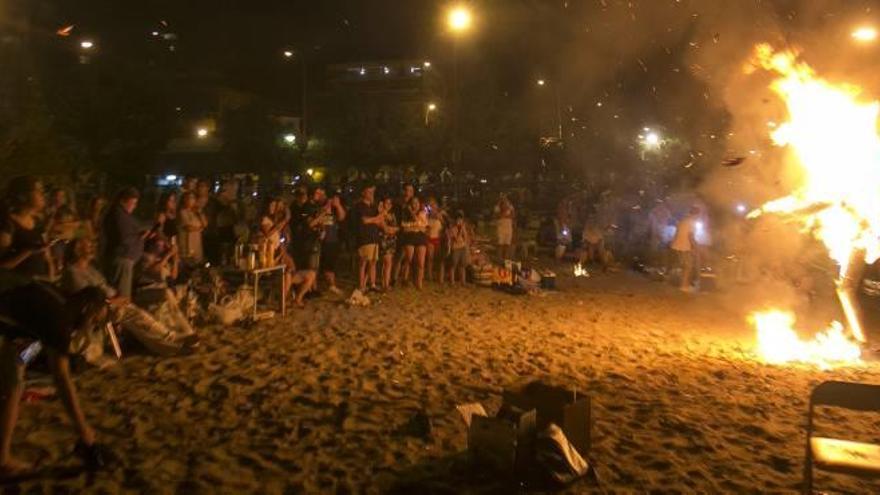 Los tradicionales saltos a las hogueras que se realizan en la playa en la madrugada del día de San Juan.