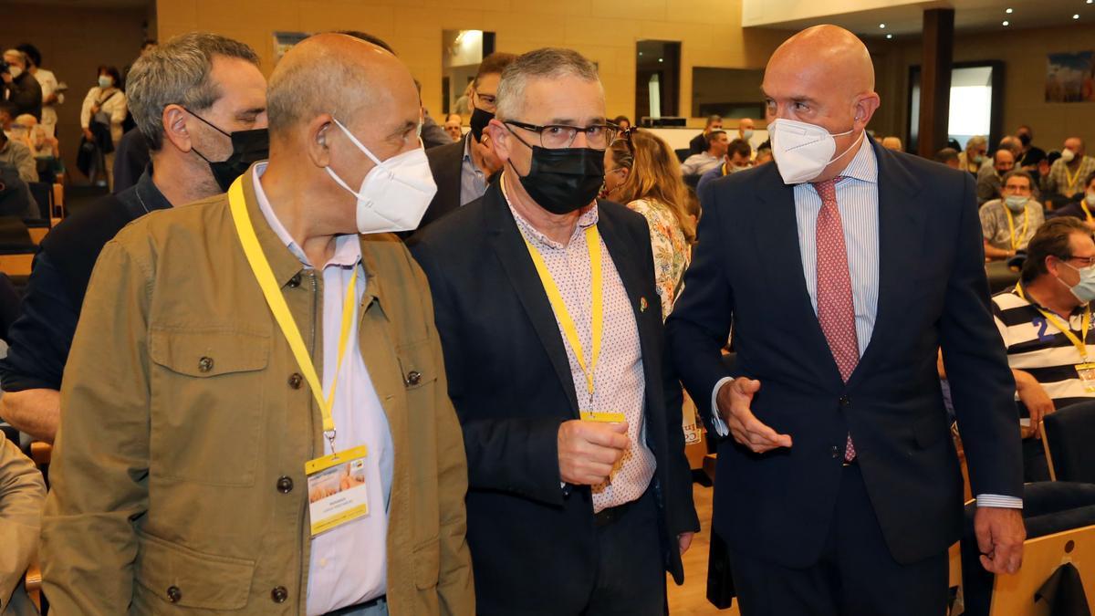 Lorenzo Rivera, en el centro, flanqueado por su predecero Aurelio Pérez y el consejero de Agricultura durante la V Asamblea General de COAG Castilla y León