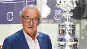 El presidente del Saló Nàutic de Barcelona, Luis Conde, con el trofeo de la Copa América de Vela