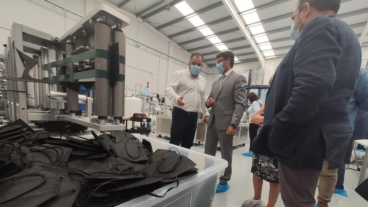 Carlos Paniceres explica a Enrique Fernández el proceso de producción en la primera visita del Consejero a la empresa en Argame.