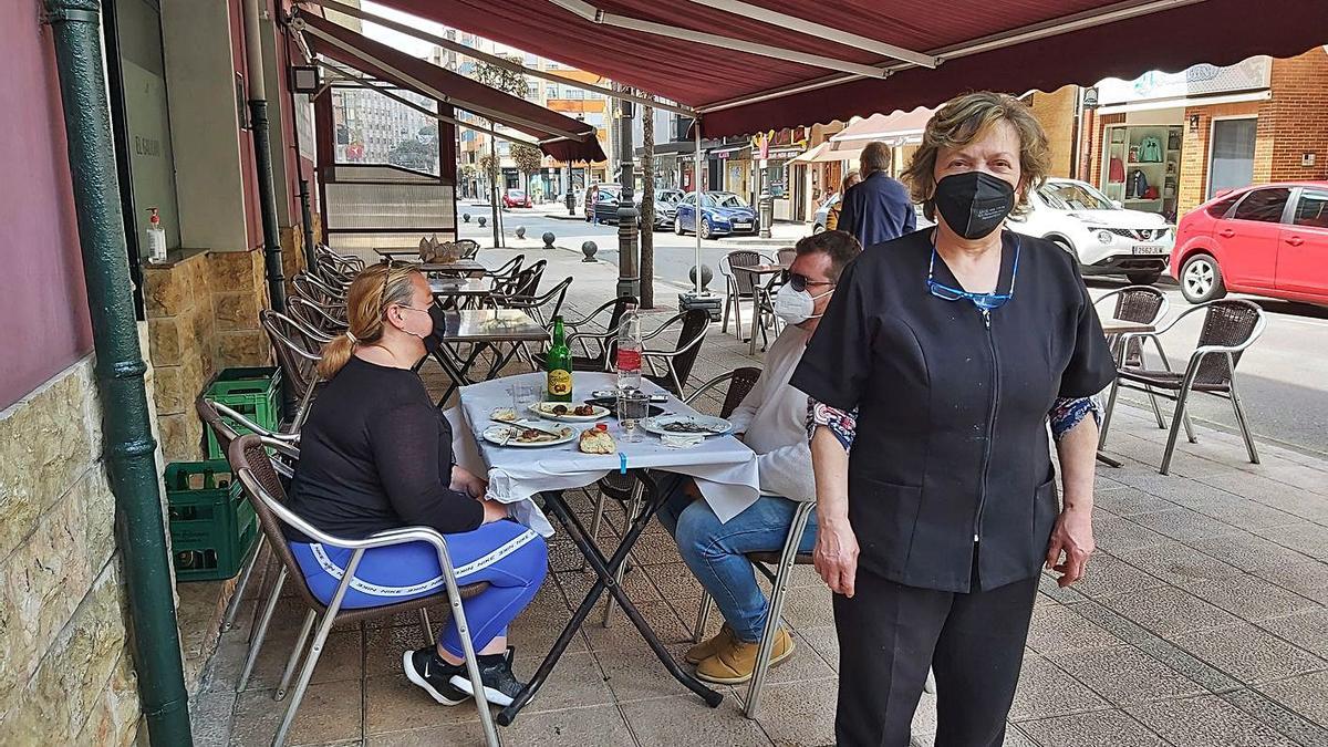 Luisa Vallina en la terraza de su negocio, la sidrería El Gaucho de La Felguera.