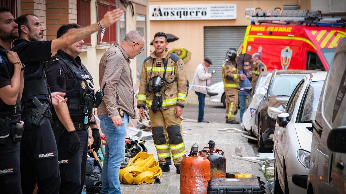 Dos de las bombonas de butano retiradas del piso por los bomberos.