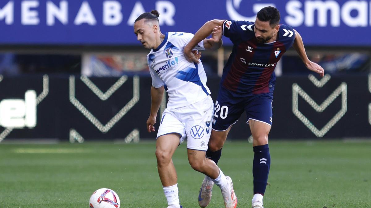 Luismi Cruz y Puertas en el Eibar-Tenerife de la primera vuelta.