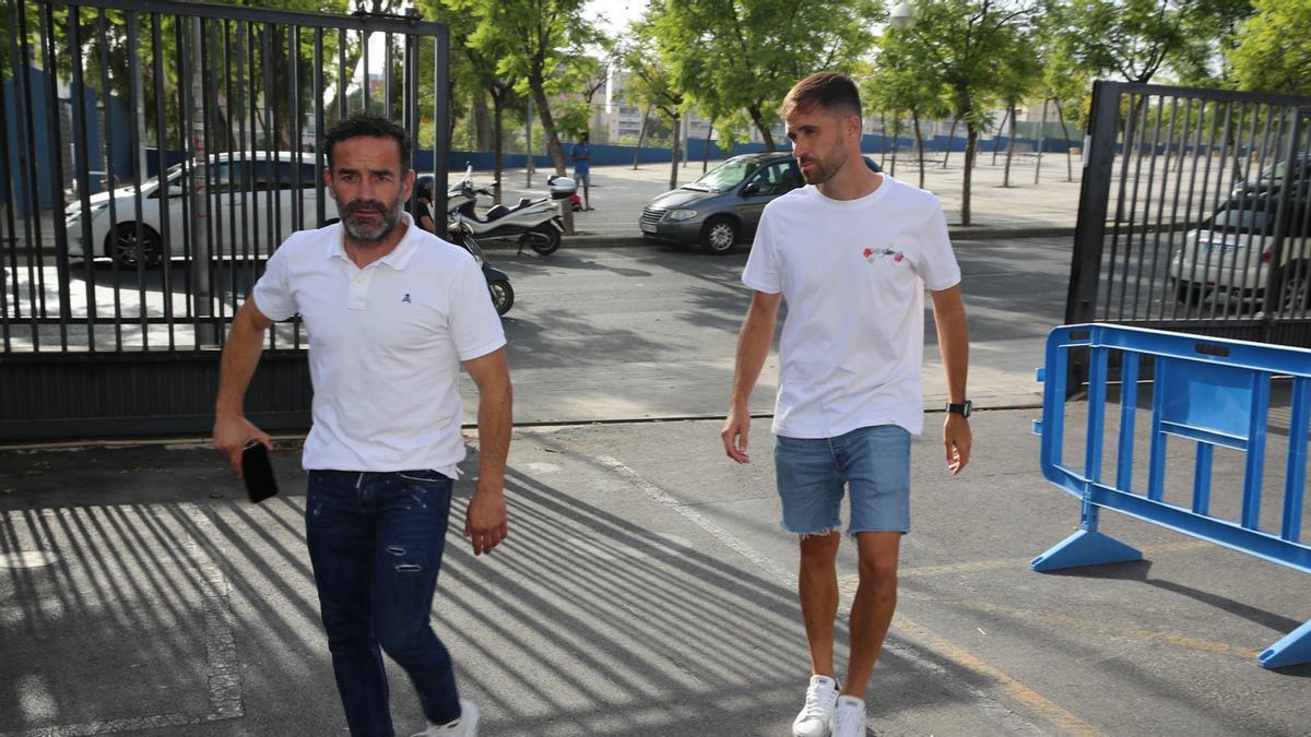 Paco Peña acompaña al valenciano a su encuentro con el técnico.