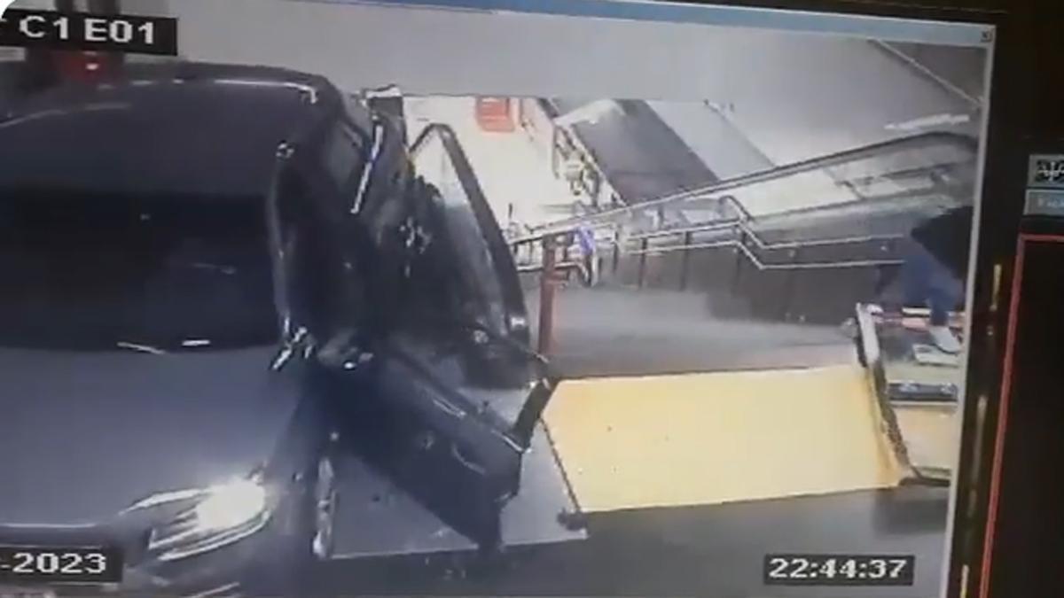 Un coche cae por las escaleras en el metro de Madrid Un coche cae por las escaleras en el metro de Madrid